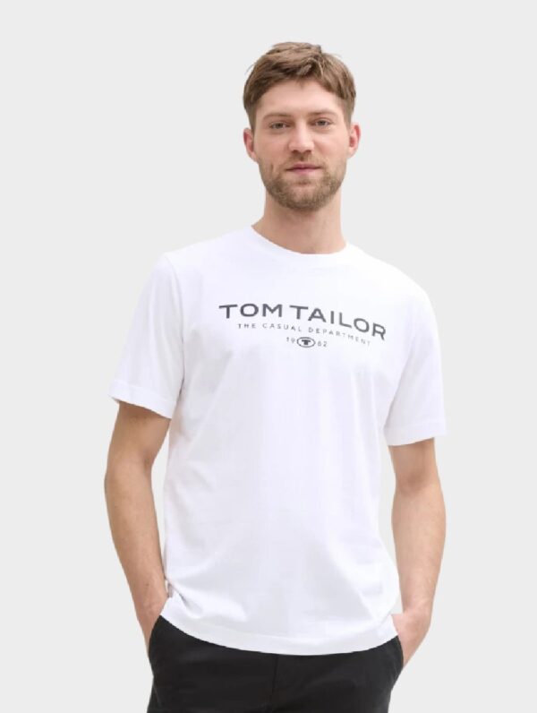 Tom Tailor muška majica 1045773 20000 prednja strana sa modelom